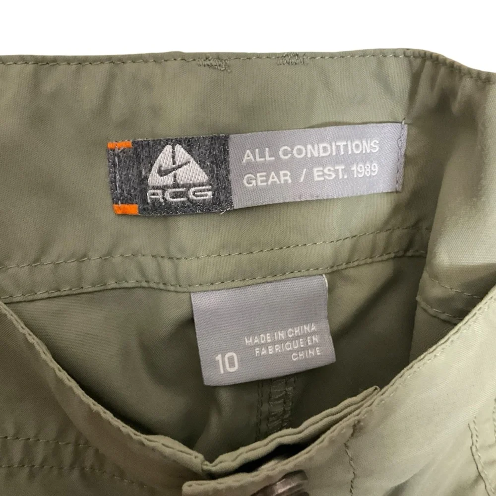 NIKE ACG sz 10 Women’s Cargo Shorts Pockets Belt Loops Hiking Adventuring Green
